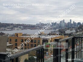 4031 Aurora Ave N in Seattle, WA - Building Photo