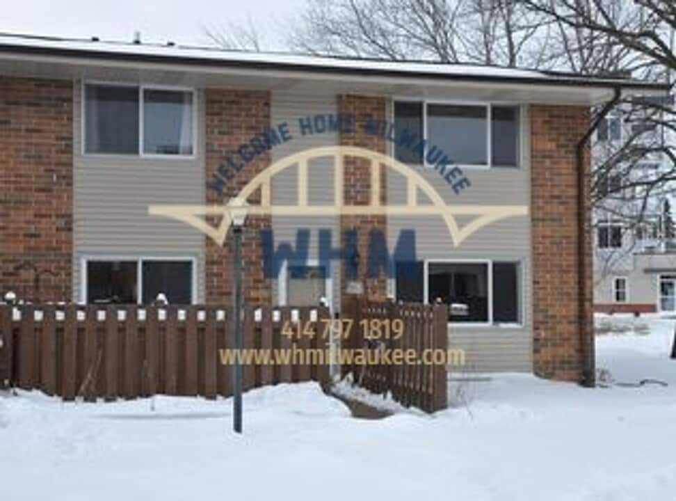 W170S7397 Parkland Dr in Muskego, WI - Building Photo