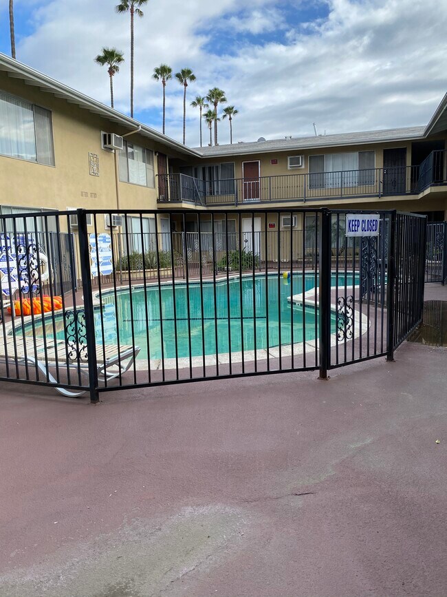 5261 Whitsett Ave Apartments and Nearby Los Angeles Apartments For Rent