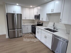 1737 Bayview Heights Dr in San Diego, CA - Building Photo