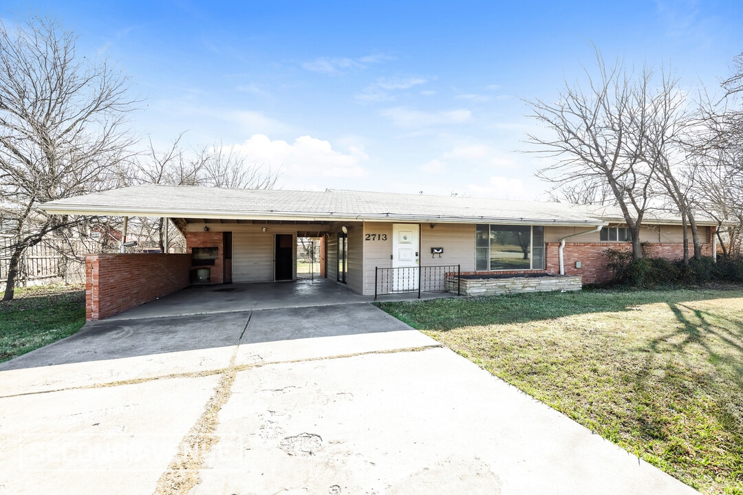 2713 S Carrier Pkwy in Grand Prairie, TX - Foto de edificio