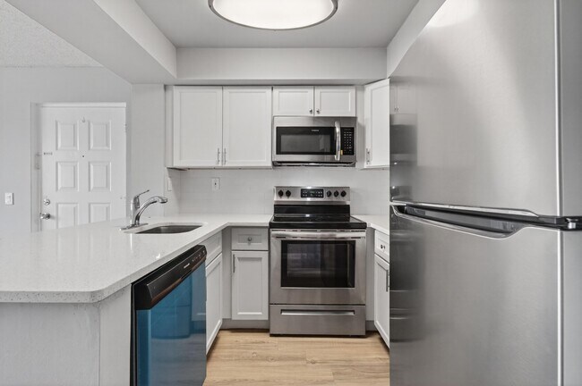 714 Executive Center Dr in West Palm Beach, FL - Building Photo - Building Photo