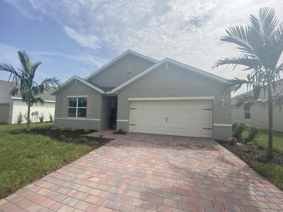 3426 Acapulco Cir in Cape Coral, FL - Building Photo