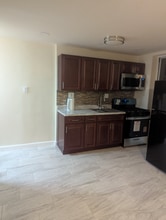 208 Howard Ave, Unit 2 in Brooklyn, NY - Foto de edificio - Building Photo