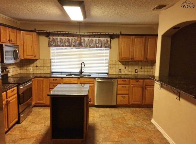 1408 W Hwy St in Iowa Park, TX - Building Photo - Building Photo
