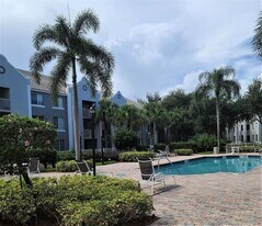 11165 SW 6th St, Unit 305 in Pembroke Pines, FL - Building Photo