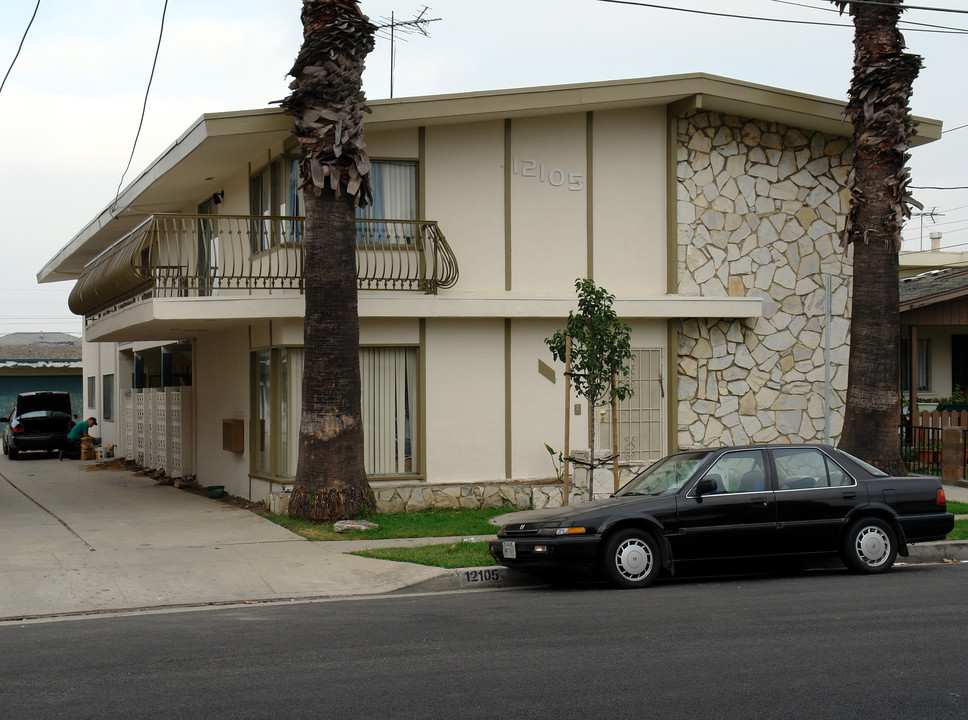 12105 Grevillea Ave in Hawthorne, CA - Building Photo