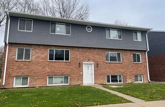 Hecker Creek Apartments in Davenport, IA - Foto de edificio - Building Photo