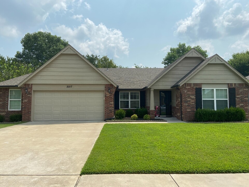 2217 N 7th St in Broken Arrow, OK - Building Photo