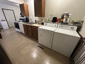 2218 Merner Ave, Unit 4 in Cedar Falls, IA - Foto de edificio - Building Photo