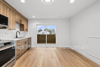 4658 N Maple Grove Rd in Boise, ID - Foto de edificio - Building Photo