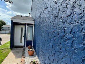 10315 Sommerville Ave in Houston, TX - Foto de edificio - Building Photo