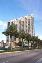 The Pinnacle in Sunny Isles Beach, FL - Building Photo - Building Photo