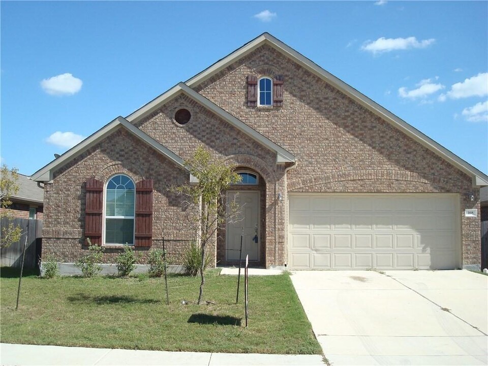 168 Maxmillion Ln in Buda, TX - Building Photo