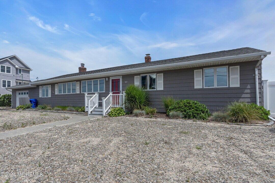 101 Sandy Point Dr in Brick, NJ - Building Photo