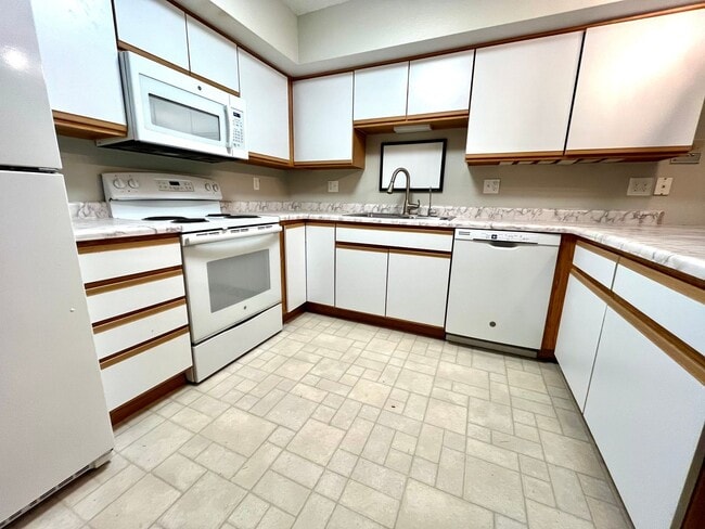 2861 Coral Ct in Coralville, IA - Building Photo - Building Photo