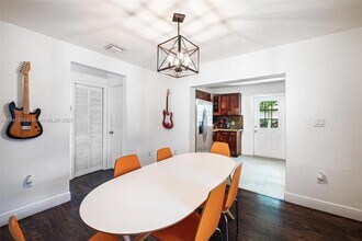 154 NW 45th St in Miami, FL - Foto de edificio - Building Photo