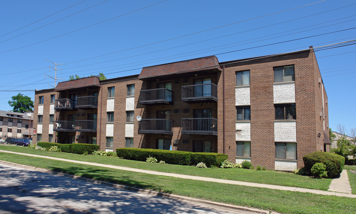 Manor House Apartments in La Grange, IL - Building Photo