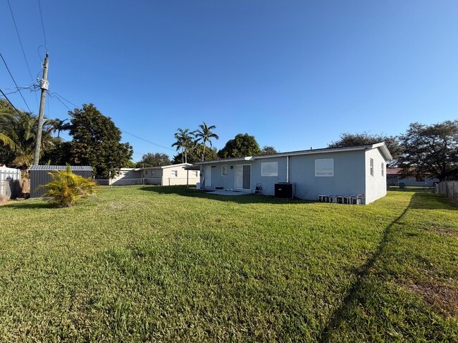 13710 Harrison St in Miami, FL - Building Photo - Building Photo