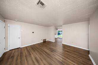 6927 SW Cherokee Ave in Lawton, OK - Foto de edificio - Building Photo