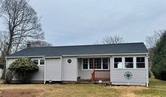 220 Fiddler Ln in Greenport, NY - Building Photo