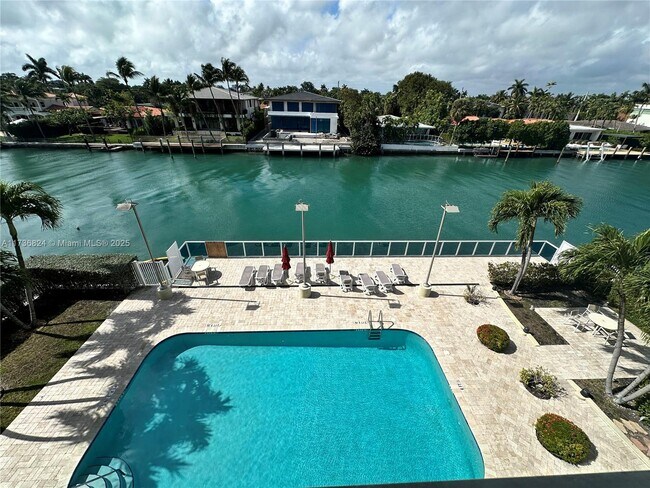 9800 W Bay Harbor Dr in Bay Harbor Islands, FL - Foto de edificio - Building Photo