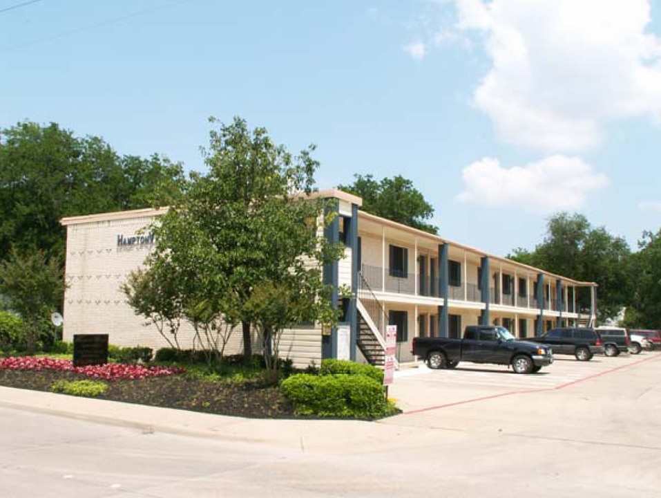 Hampton Village in Desoto, TX - Building Photo