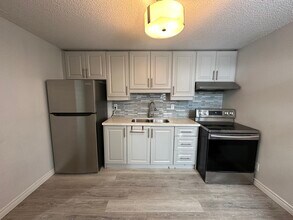 359 Buena Vista Ave in Oshawa, ON - Building Photo - Building Photo