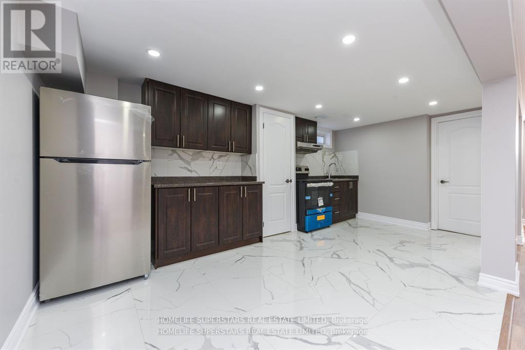 76 Flowertown Ave in Brampton, ON - Building Photo