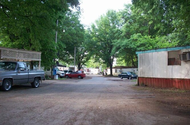 Lawson's Manufactured Housing Community in Memphis, TN - Foto de edificio