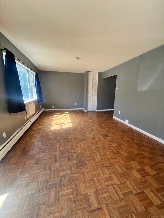 76 Angel Dr in Waterbury, CT - Building Photo