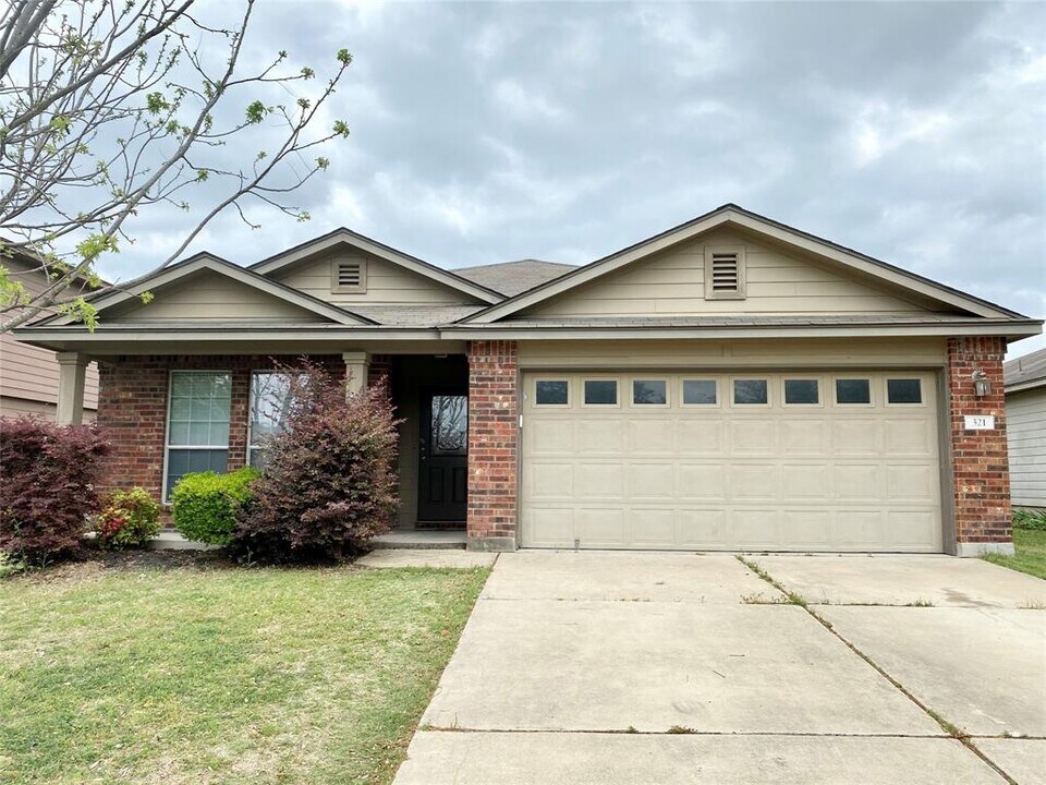 321 Altamont St in Hutto, TX - Building Photo