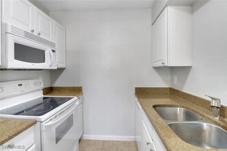 4635 Bayshore Dr in Naples, FL - Foto de edificio - Building Photo