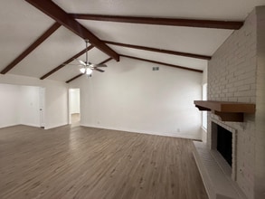 6614 Robin Forest in San Antonio, TX - Foto de edificio - Building Photo