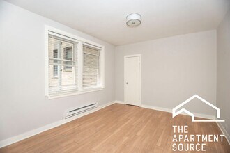 511 W Belmont Ave, Unit 35 in Chicago, IL - Foto de edificio - Building Photo