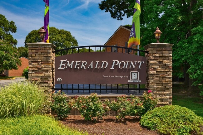 Emerald Point Apartments & Townhomes in Virginia Beach, VA - Building Photo - Building Photo