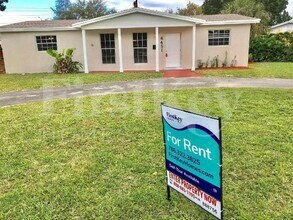 6451 SW 2nd St in Pembroke Pines, FL - Foto de edificio - Building Photo