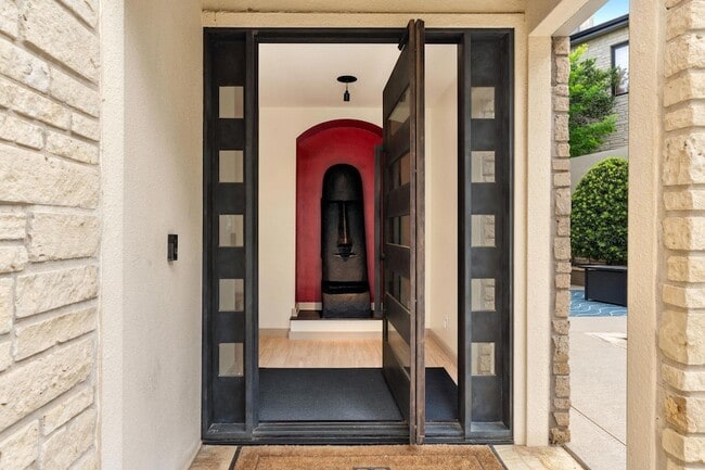 9 Swiftwater Trail in The Hills, TX - Foto de edificio - Building Photo