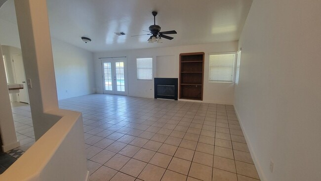 8315 Mossrock Dr in Bakersfield, CA - Building Photo - Building Photo