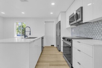 1170 NW 59th St in Miami, FL - Foto de edificio - Building Photo