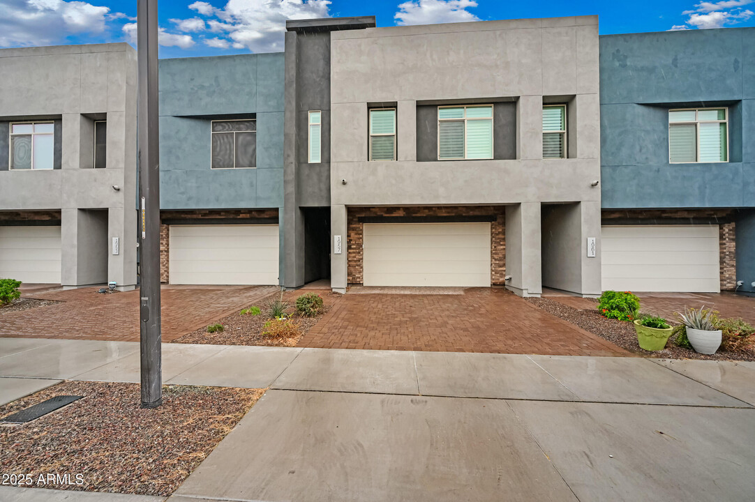 1957 W Kinfield Trail in Phoenix, AZ - Building Photo
