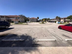 1021 Twin Lakes Dr in Coral Springs, FL - Building Photo - Building Photo