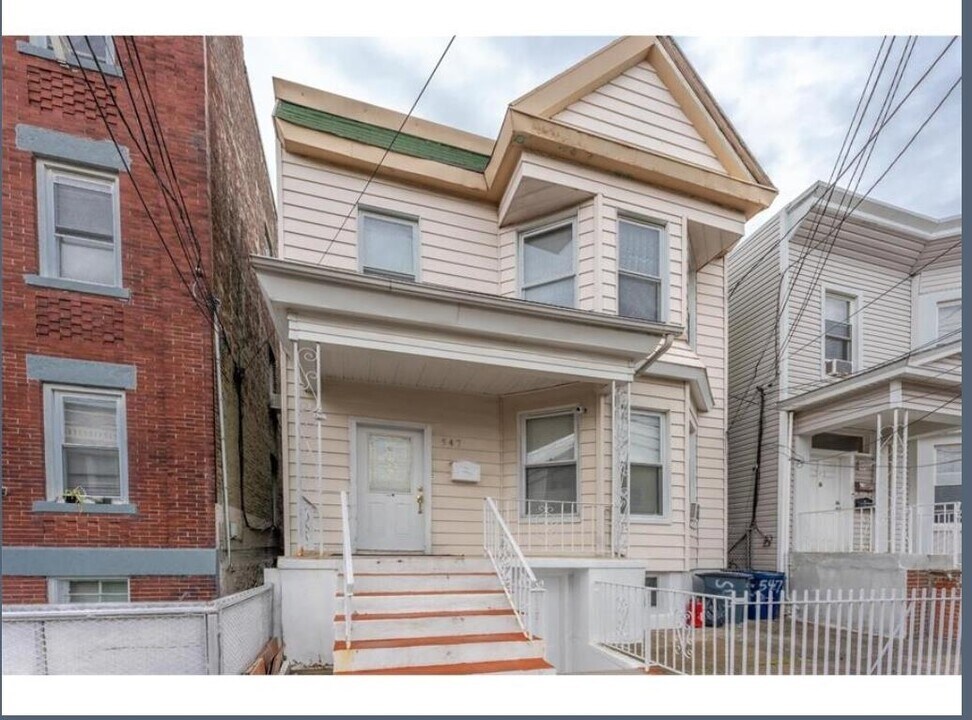 547 57th St in West New York, NJ - Building Photo