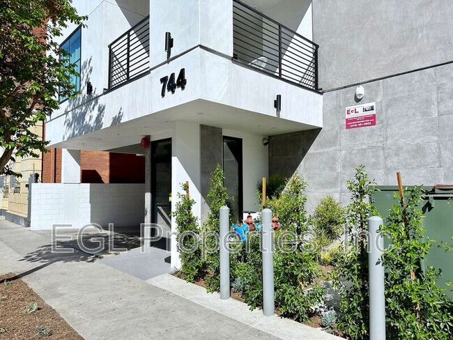 744 S. Mariposa Ave. in Los Angeles, CA - Foto de edificio - Building Photo