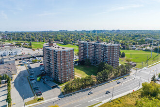 1375 Midland Ave in Toronto, ON - Building Photo - Building Photo