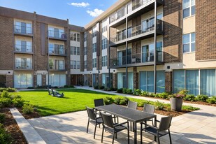 5202 Washington St, Unit 206 in Downers Grove, IL - Building Photo