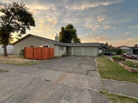 520-522 N 38th Pl in Springfield, OR - Building Photo