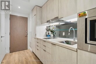 215 Queen St W in Toronto, ON - Building Photo - Building Photo