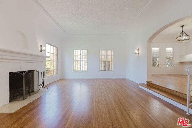 1122 S Tremaine Ave in Los Angeles, CA - Building Photo - Building Photo