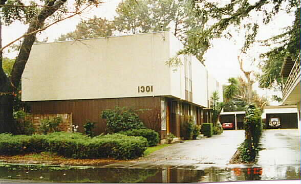 1301 Mills St in Menlo Park, CA - Foto de edificio - Building Photo